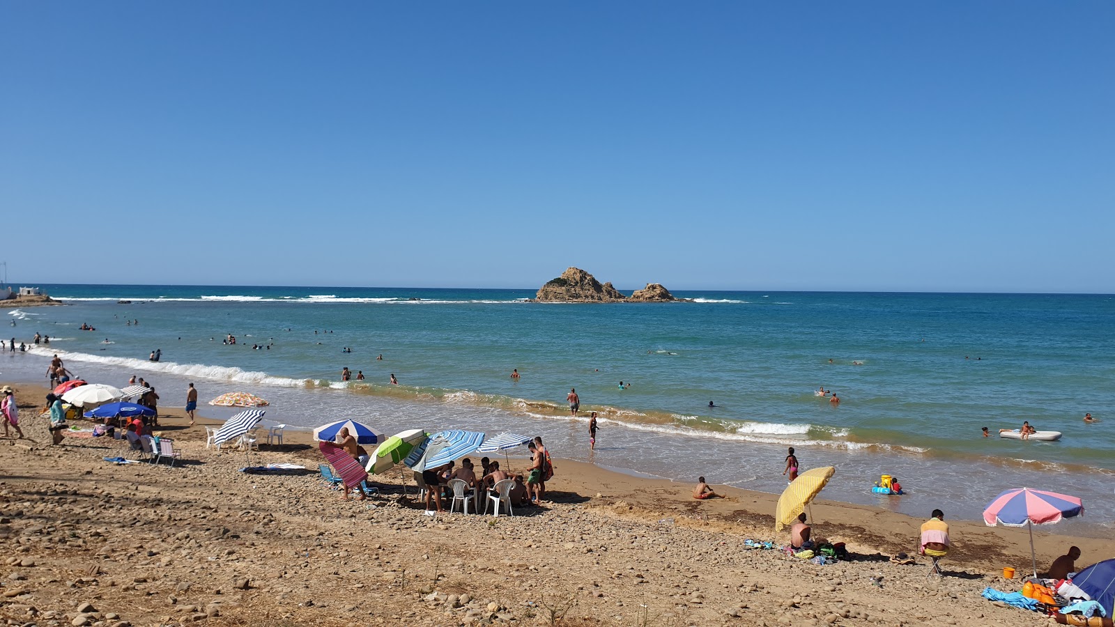 Photo of Plage Cala-Iris with brown sand surface
