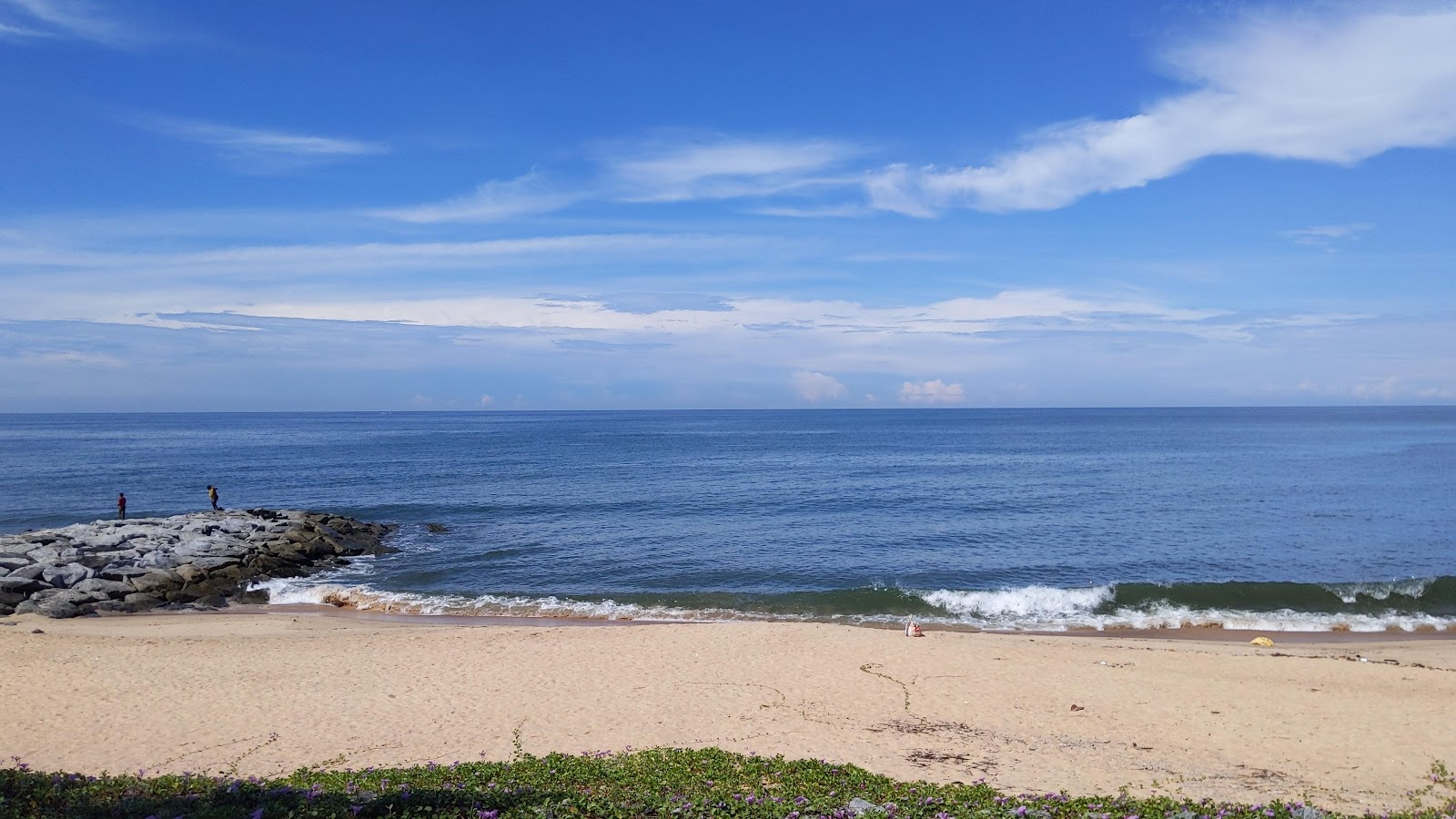 Trasi Beach的照片 带有碧绿色纯水表面