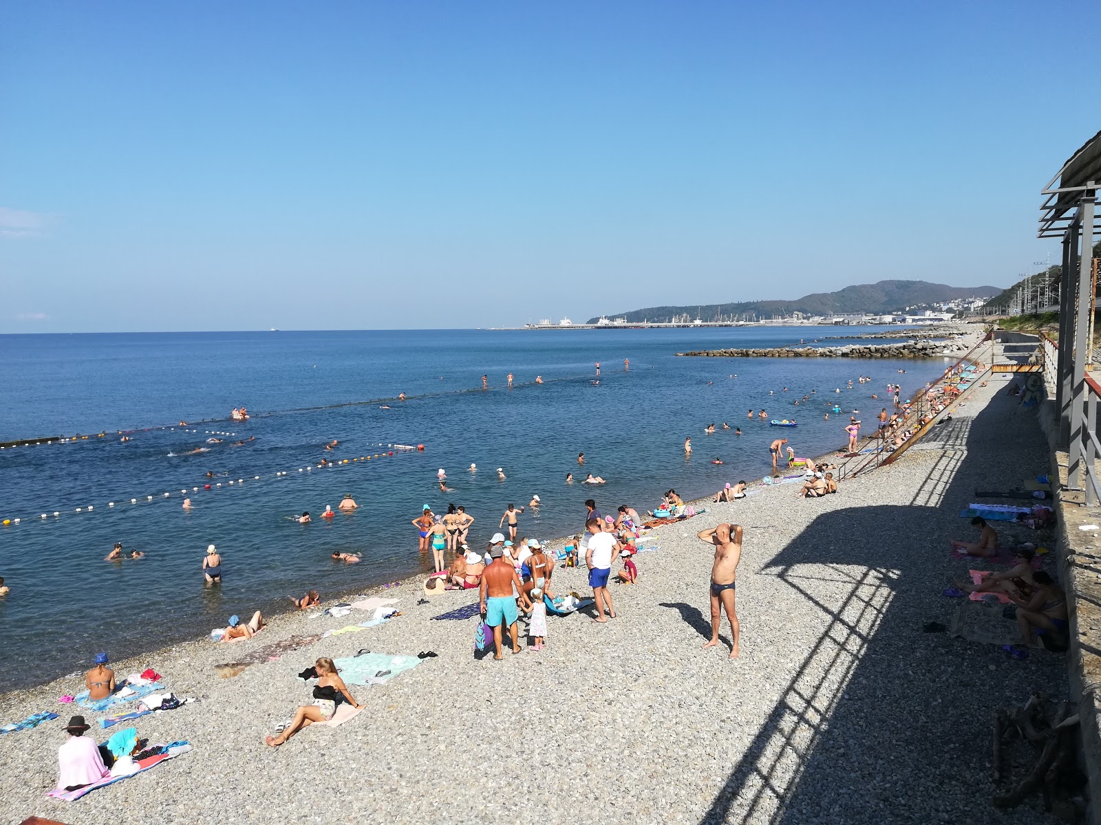 Foto de Vesna beach con guijarros grises superficie