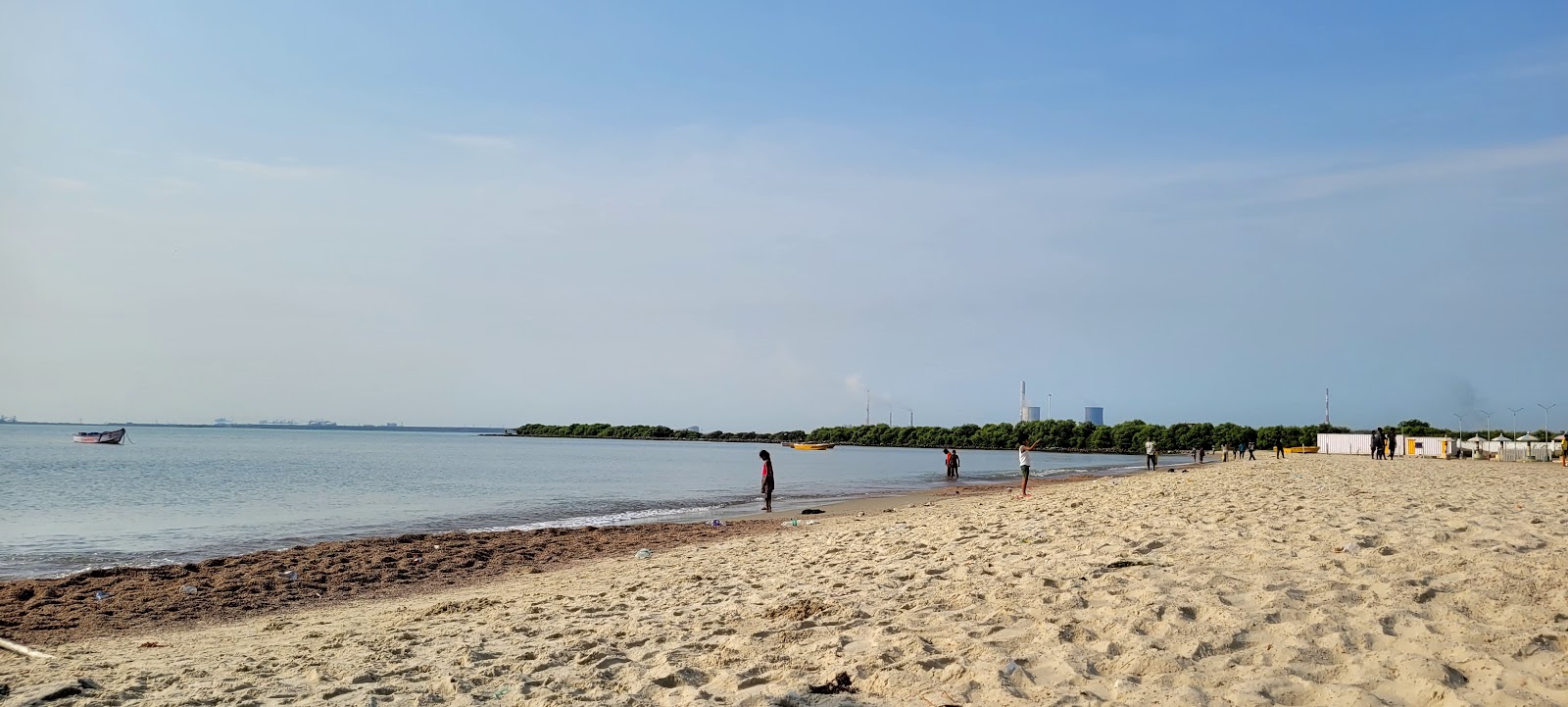 Fotografija Muthu Nagar New Beach z svetel pesek površino