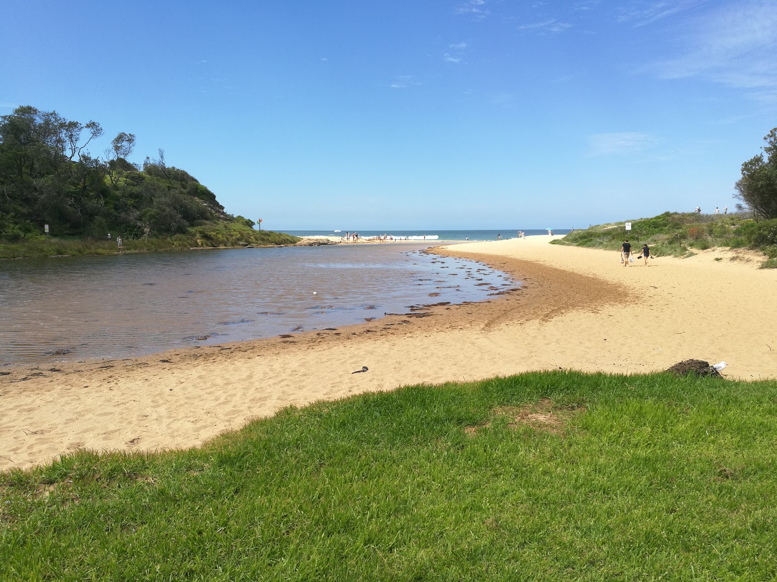 Foto di Stanwell Park Beach circondato da montagne