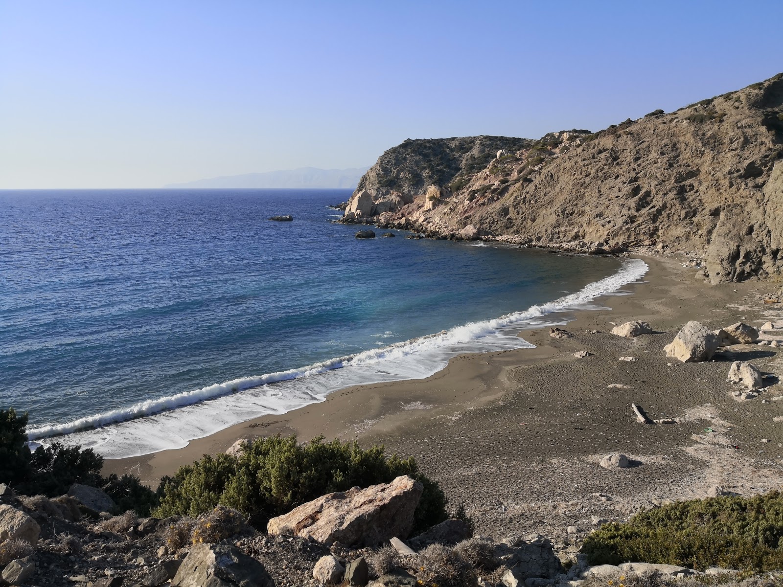 Foto av Atavyros Beach med harmaa hiekka ja kivi yta