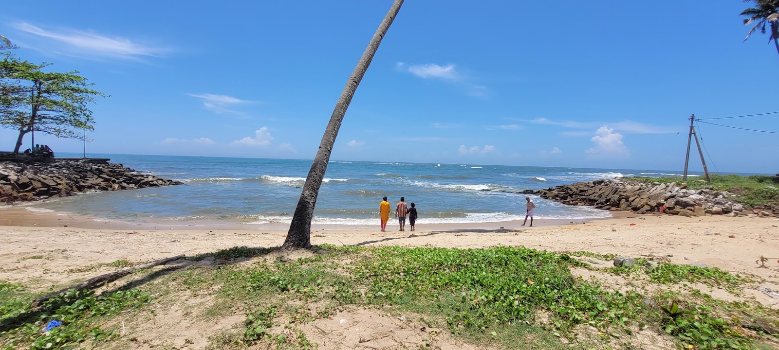 Thirumullavaram Beach的照片 带有碧绿色水表面