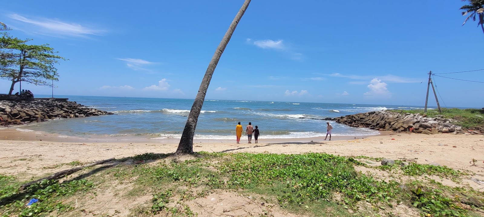 Thirumullavaram Beach'in fotoğrafı düz bir kıyı şeridi ile birlikte
