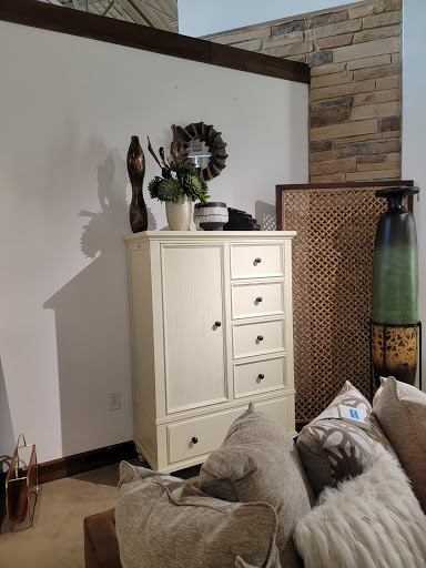 Furniture Store «Rooms To Go & Rooms To Go Kids Furniture Store - Montgomery», reviews and photos, 6810 Eastchase Pkwy Suite A, Montgomery, AL 36117, USA