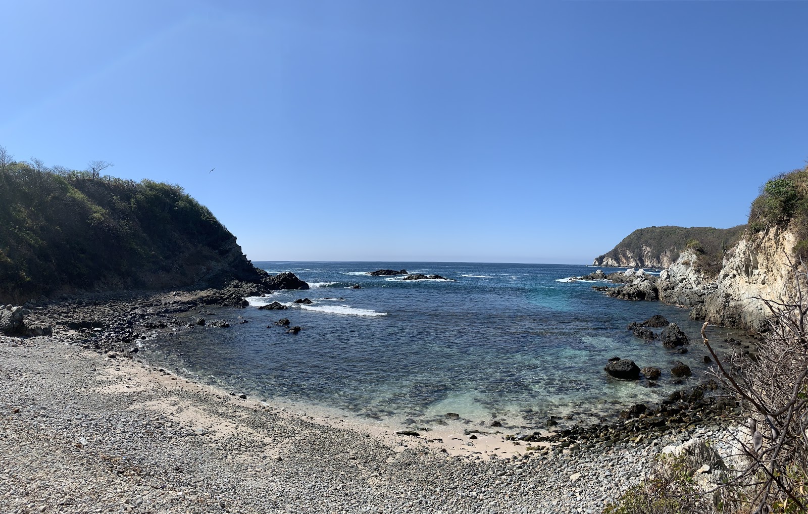 Foto av Tijera beach omgiven av klippor