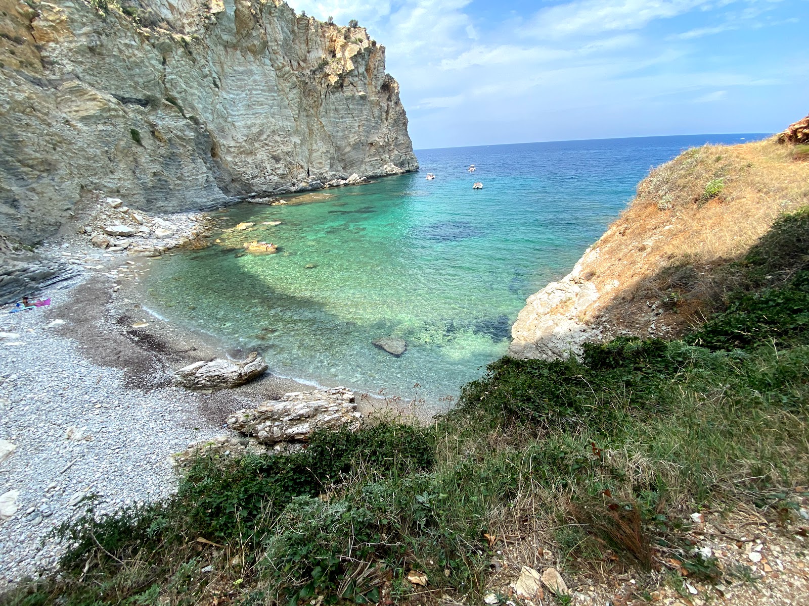 Cala dei Sogni的照片 带有岩石覆盖表面