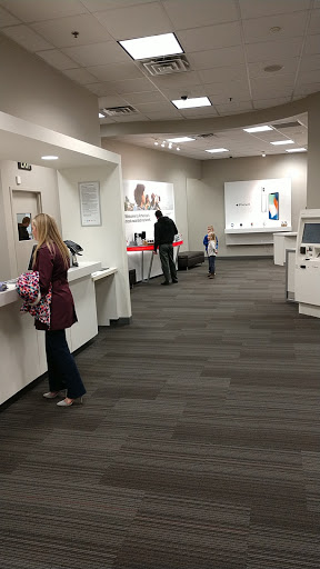 Cell Phone Store «Verizon», reviews and photos, 1118 Veterans Pkwy, Clarksville, IN 47129, USA