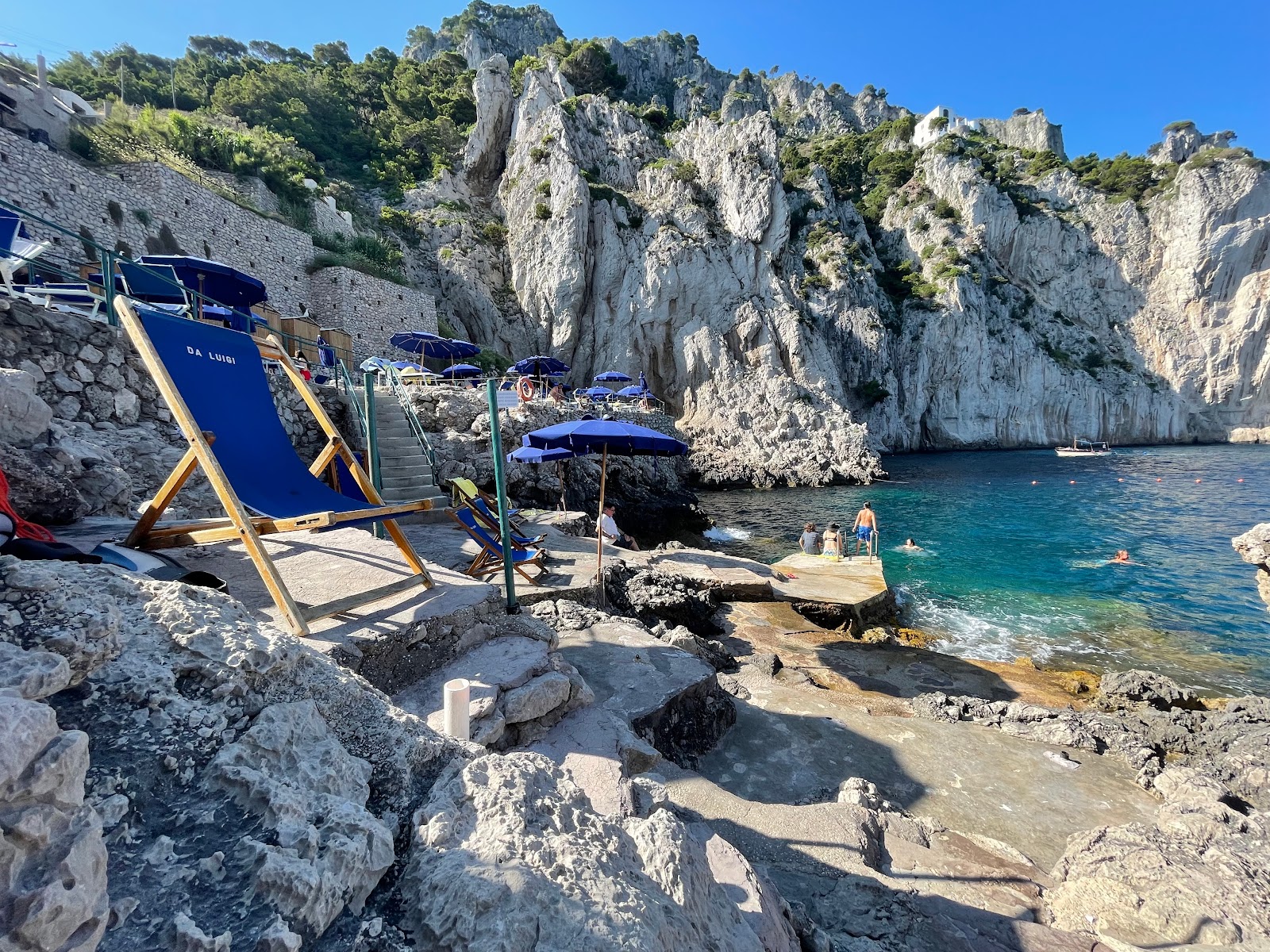 Fontelina Beach'in fotoğrafı uçurumlarla desteklenmiş