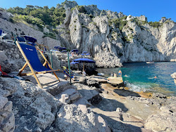 Foto von Fontelina Beach von Klippen umgeben