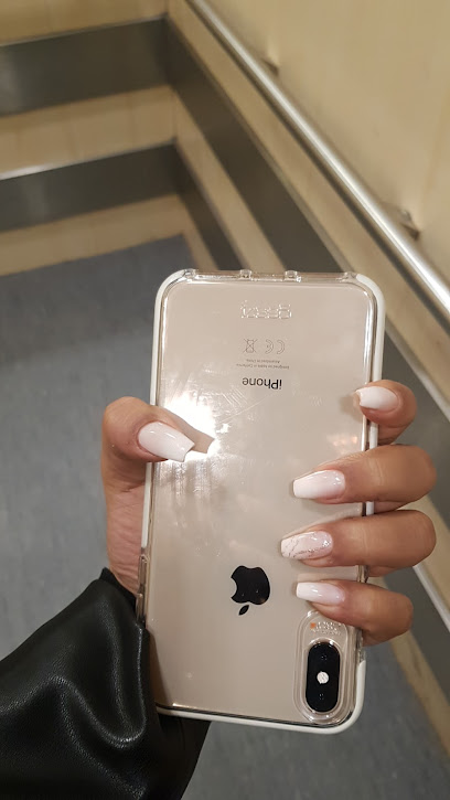 Pretty Nails - Laura Bove