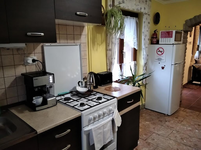 Mözsi Apartman - Iskola