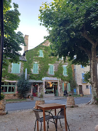 Atmosphère du Restaurant La Grappe d'Or à Sauveterre-de-Rouergue - n°3