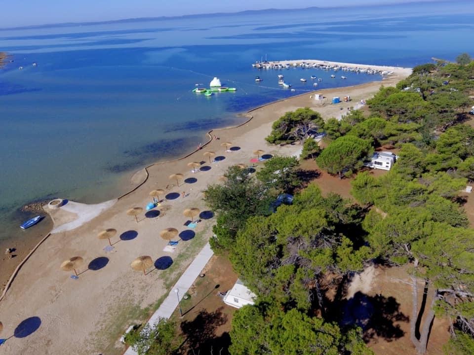 Foto de Dalmatia beach con arena beige y guijarros superficie