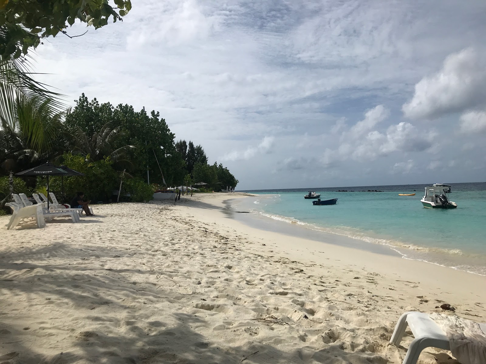 Foto av Thulusdhoo beach med vit sand yta