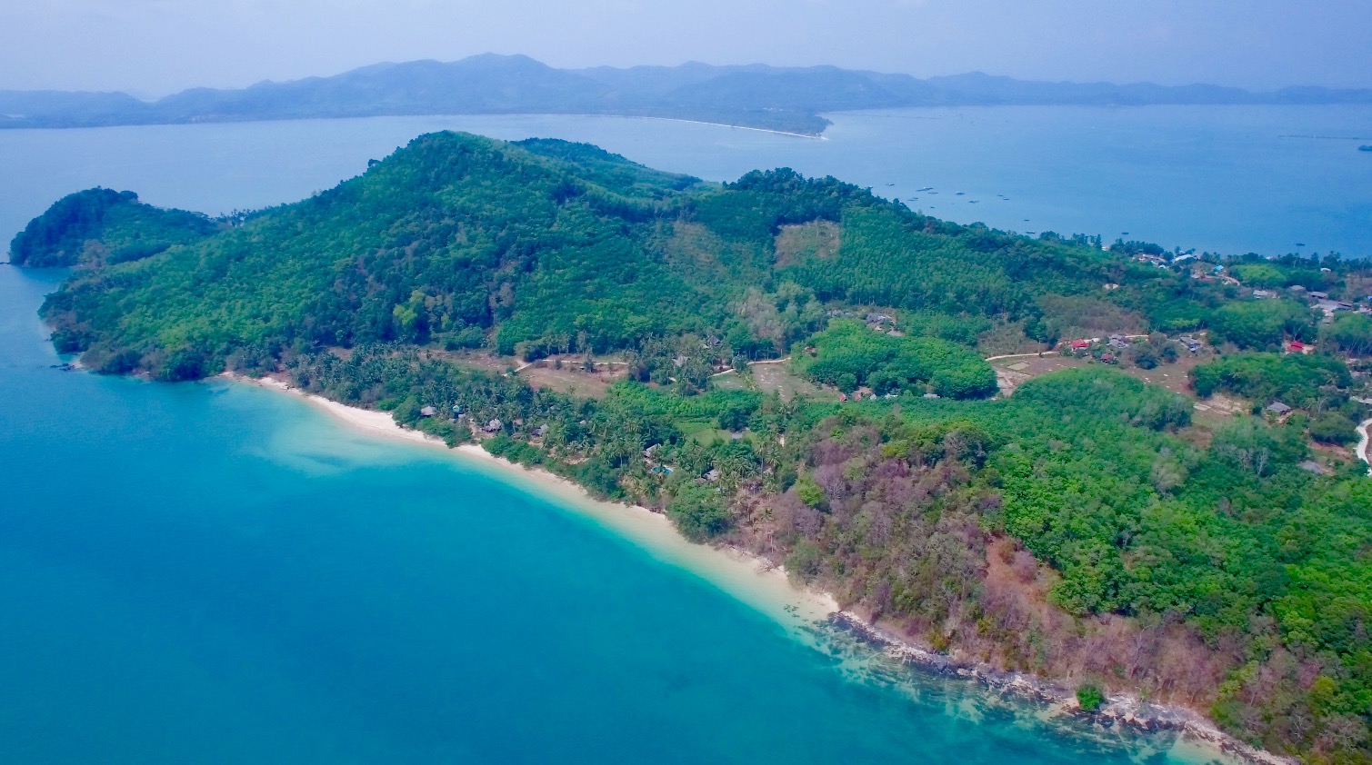 Foto di Lom Le Beach sorretto da scogliere