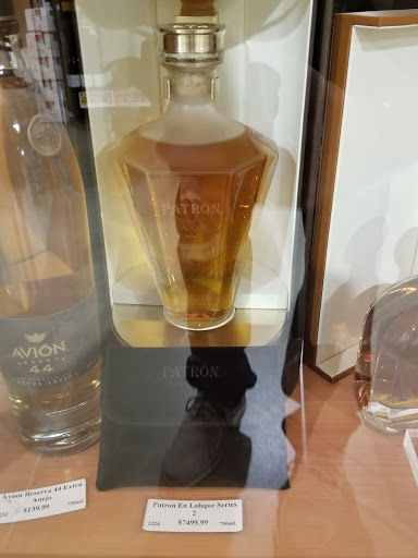 State Liquor Store «NH Liquor & Wine Outlet», reviews and photos, 92 Cluff Crossing Rd, Salem, NH 03079, USA