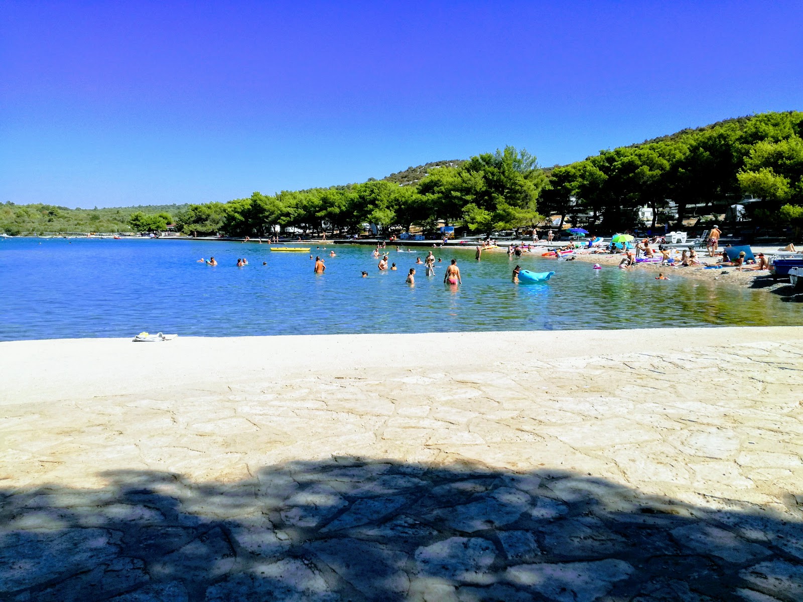 Photo de Jazina beach - bon endroit convivial pour les animaux de compagnie pour les vacances