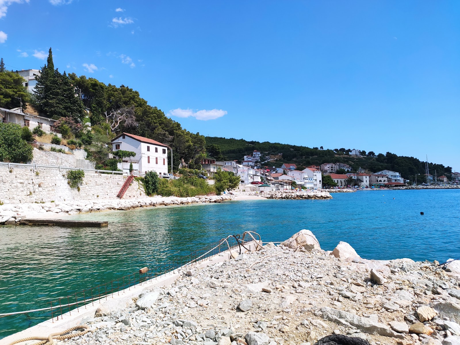 Fotografie cu Beach Suhi Potok și așezarea
