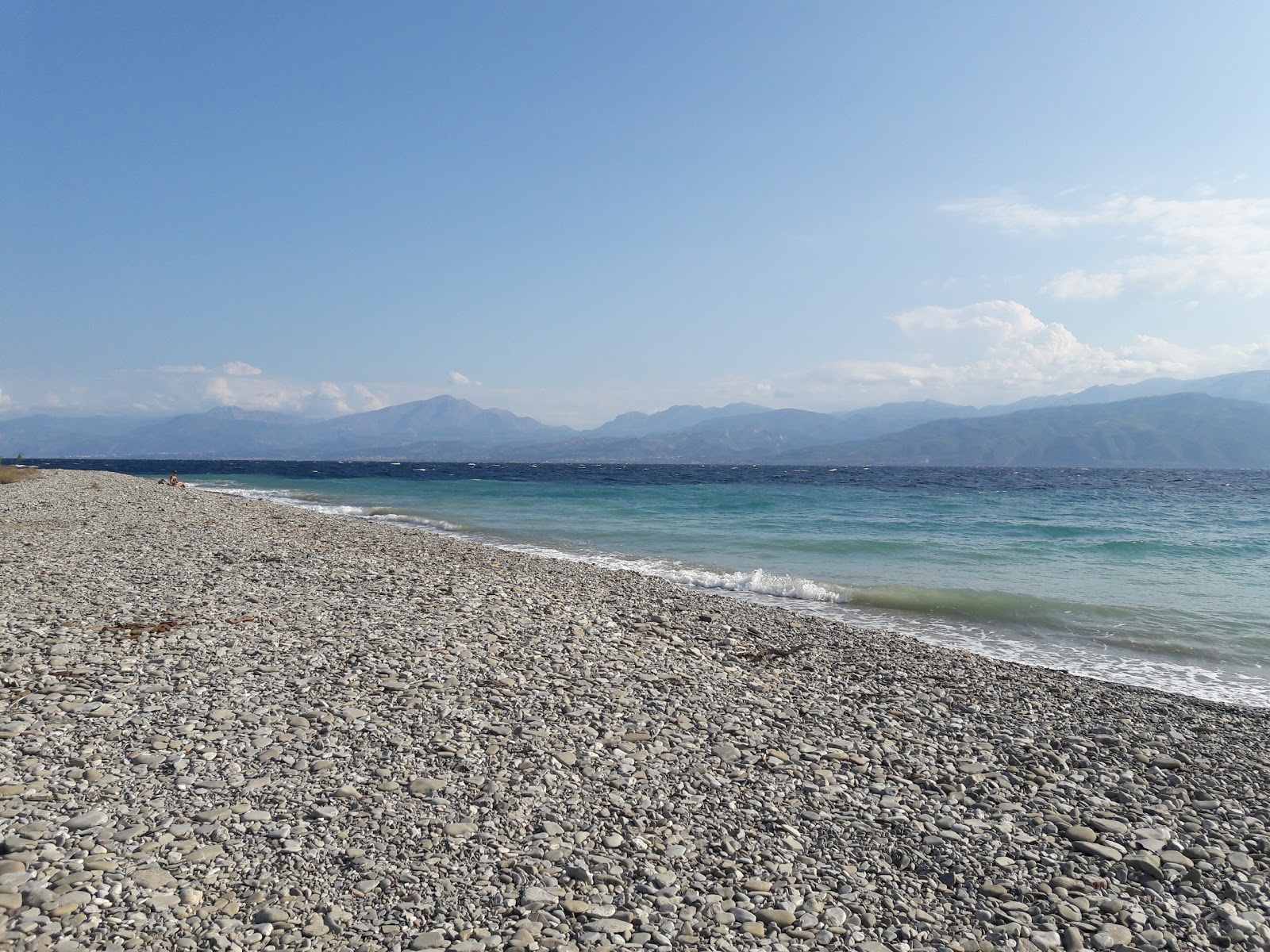 Fotografie cu Marathias beach cu o suprafață de pietricele beige