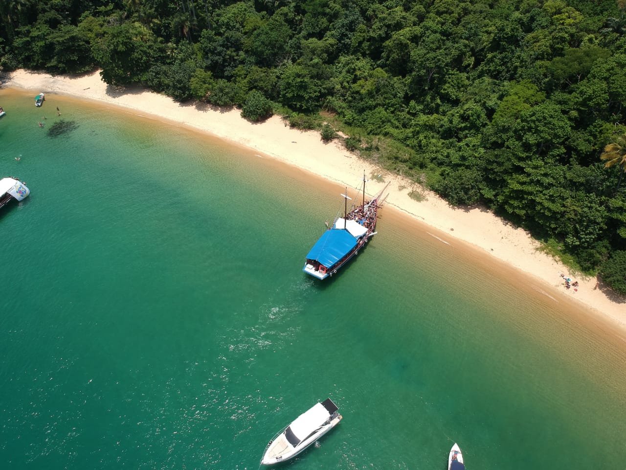 Foto van Praia de Freguesia de Santana met turquoise puur water oppervlakte