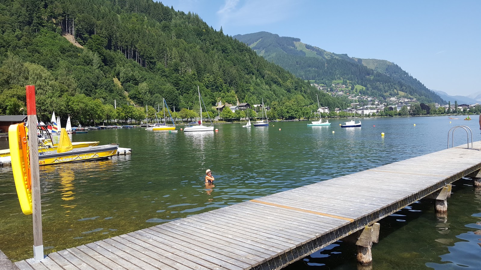 Foto de Strandbad Seespitz apoiado por penhascos