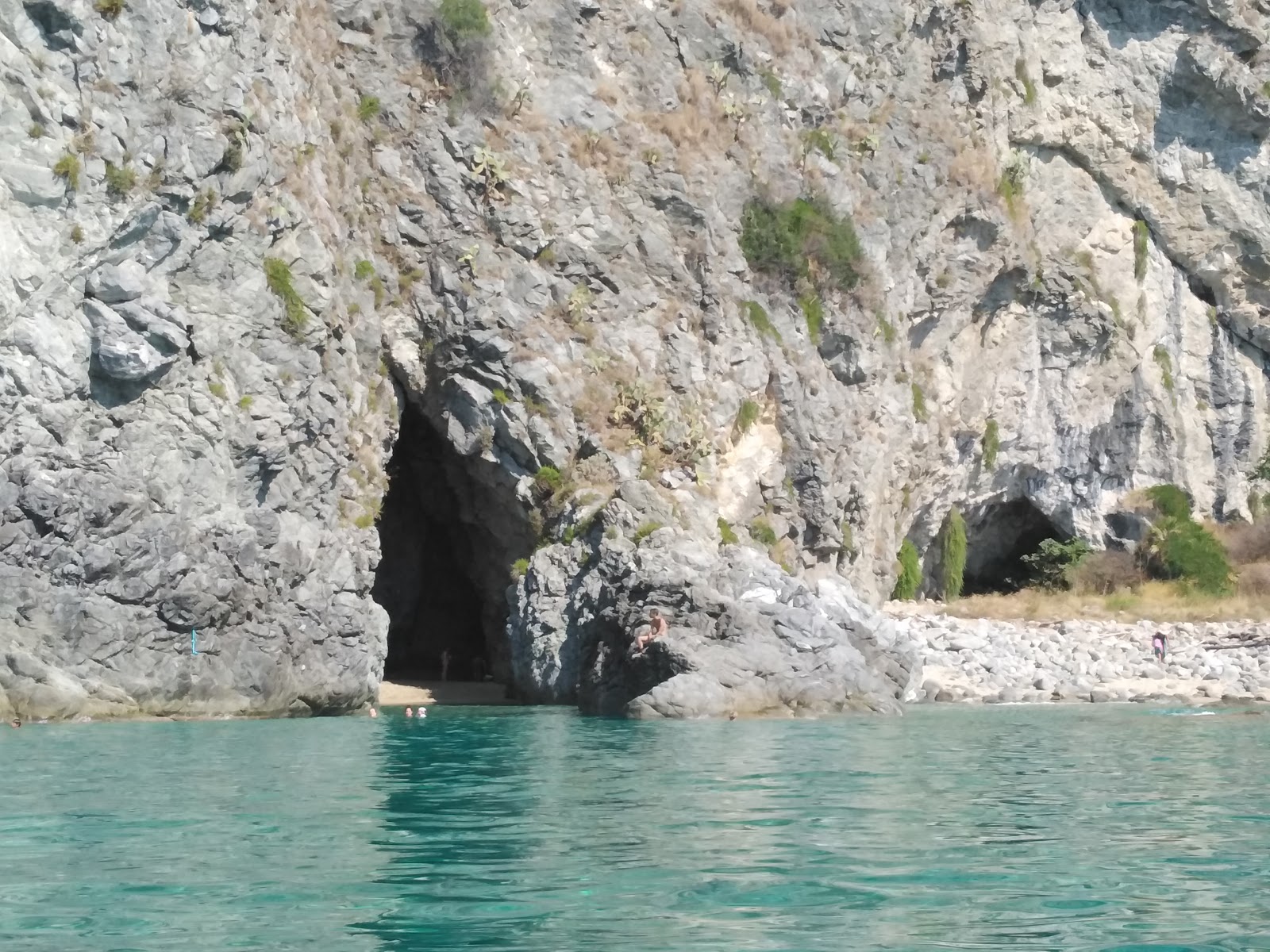 Grotta di San Gregorio'in fotoğrafı dağlarla çevrili