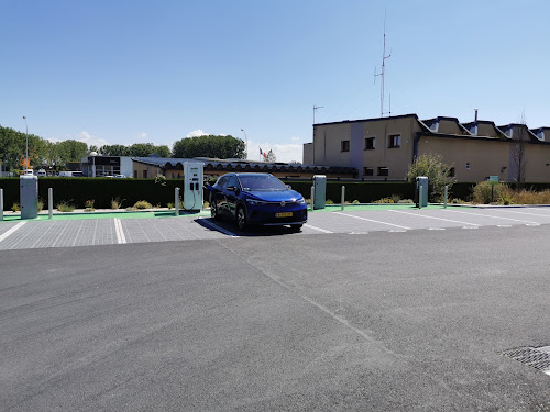Borne de recharge de véhicules électriques Lidl Charging Station Pontorson