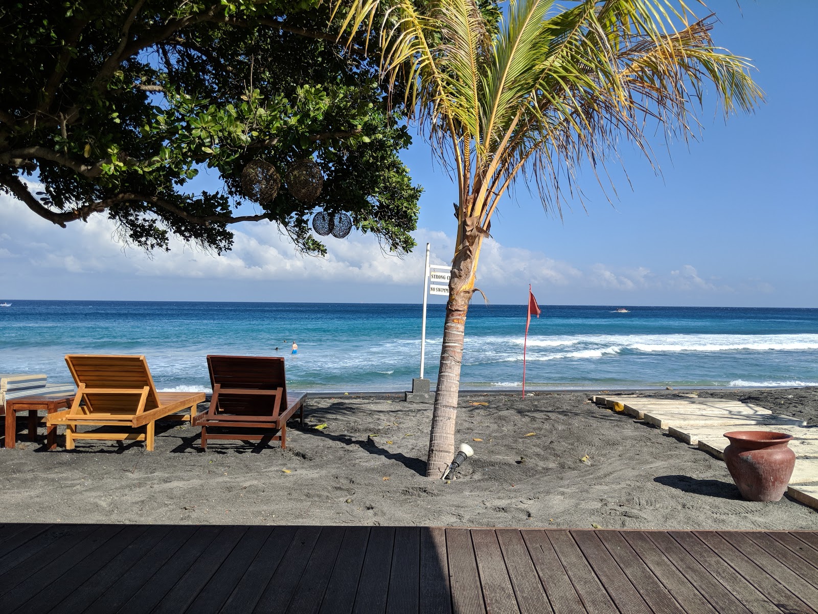 Photo de Lendang Luar Beach protégé par des falaises