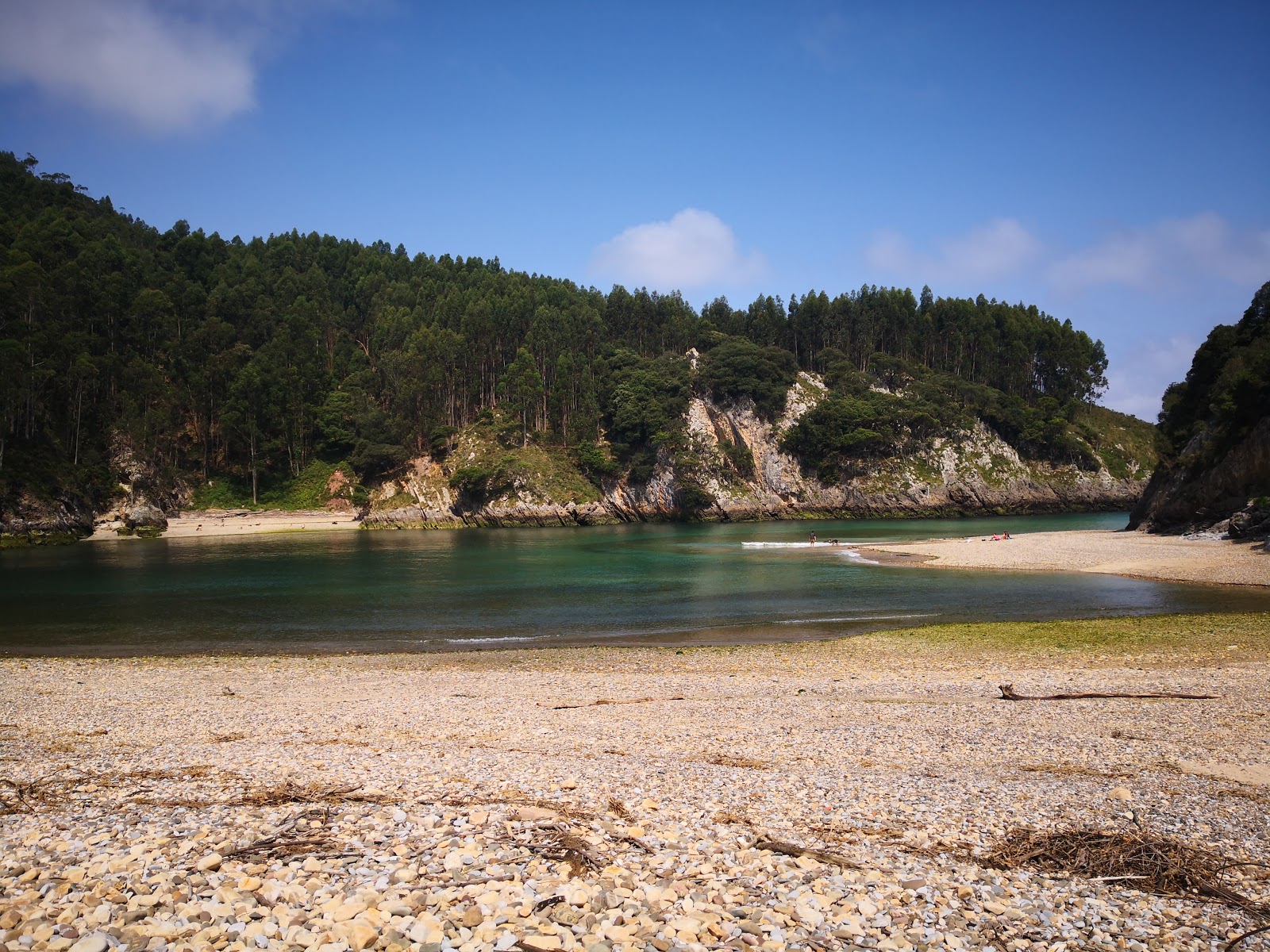 Foto di Spiaggia di Pechon sorretto da scogliere