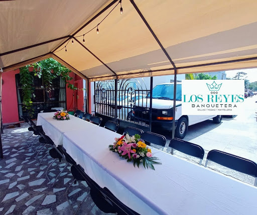 Alquiladora Los Reyes - Renta de sillas y mesas en Cancún