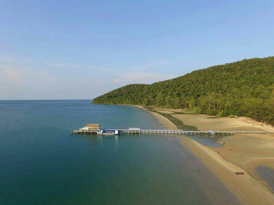 Foto di Panha camping beach con una superficie del sabbia beige