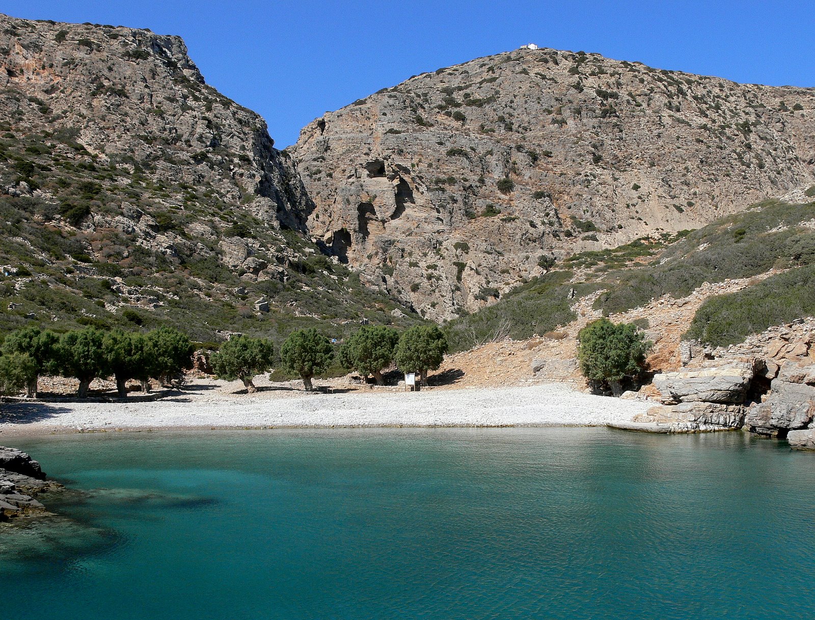 Foto van Saria beach met grijze kiezel oppervlakte