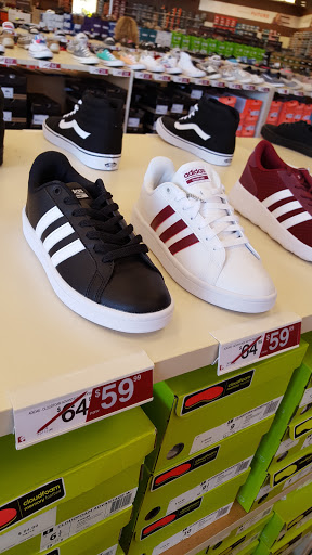 Shoe Store «Famous Footwear», reviews and photos, 180 N West End Blvd, Quakertown, PA 18951, USA