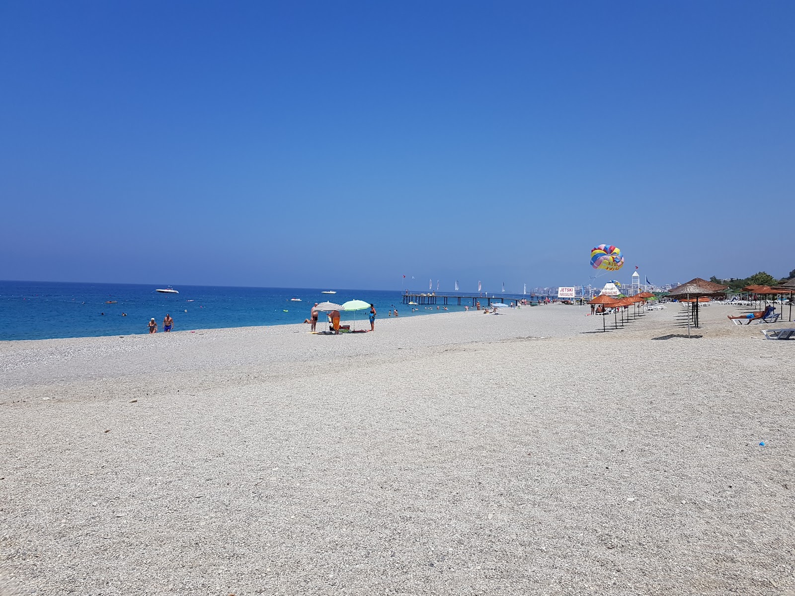 Foto van Kargıcak Plajı en de nederzetting