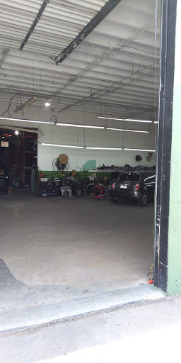 Auto Glass Shop «Experto Auto Glass», reviews and photos, 3205 E 10th Ave, Hialeah, FL 33013, USA