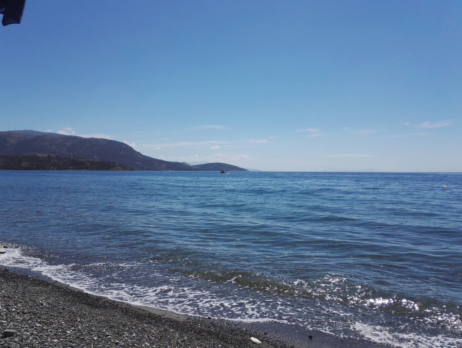 Φωτογραφία του Tolofonas beach με επίπεδο καθαριότητας πολύ καθαρό