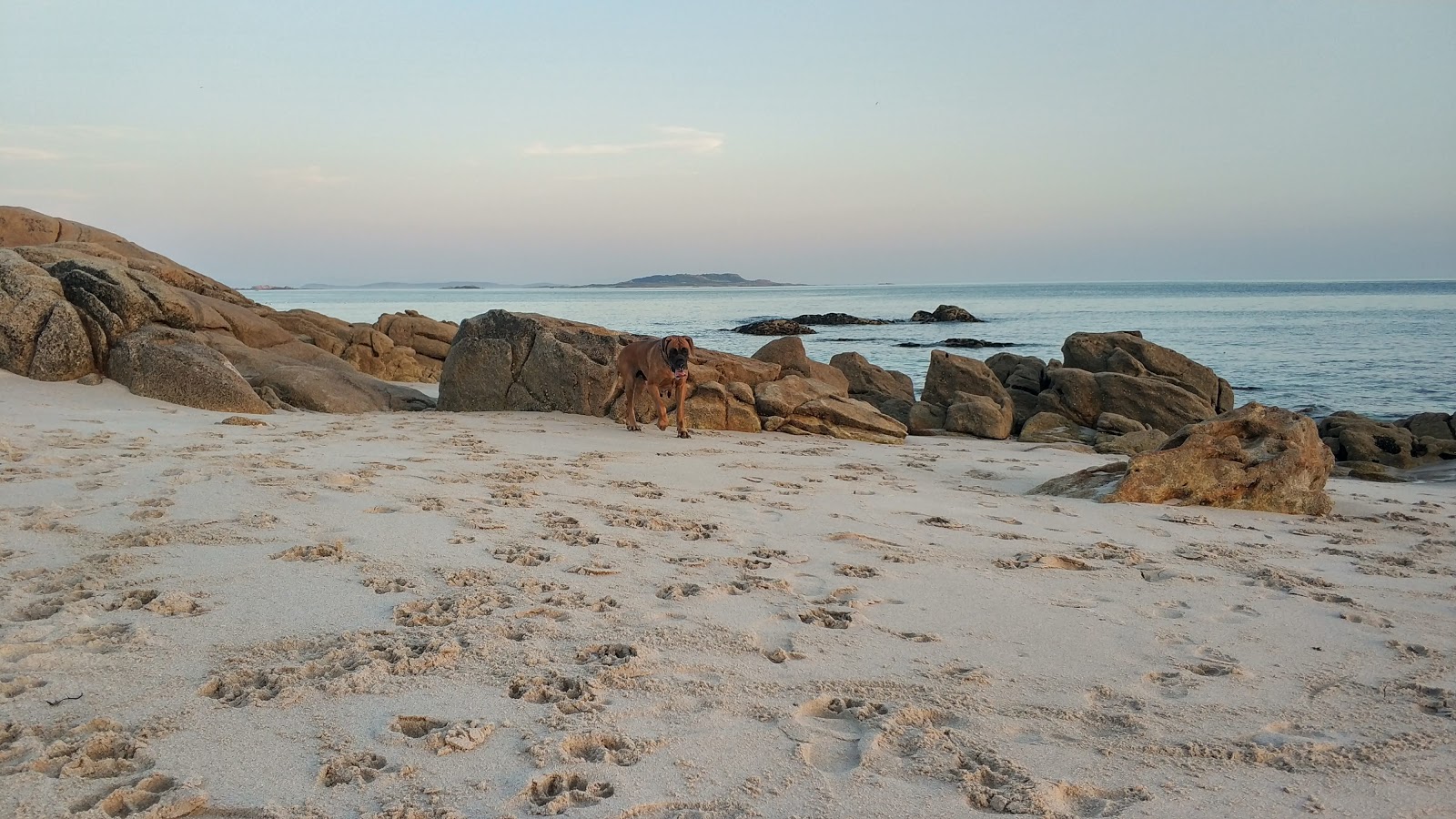 Valokuva Covasa beachista. sisältäen pieni lahti