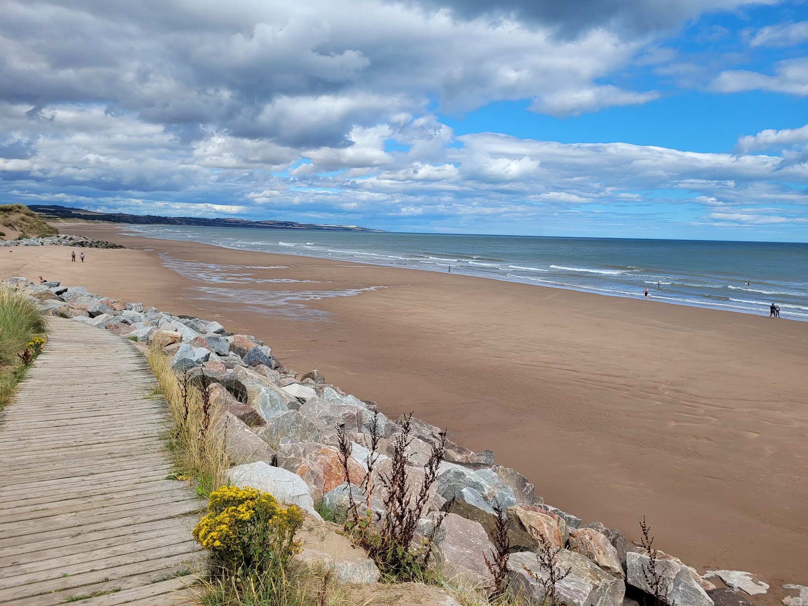 Foto di Montrose Beach con una superficie del sabbia beige