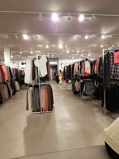 Clothing Store «F21 RED», reviews and photos, 620 Centerview Blvd, Kissimmee, FL 34741, USA