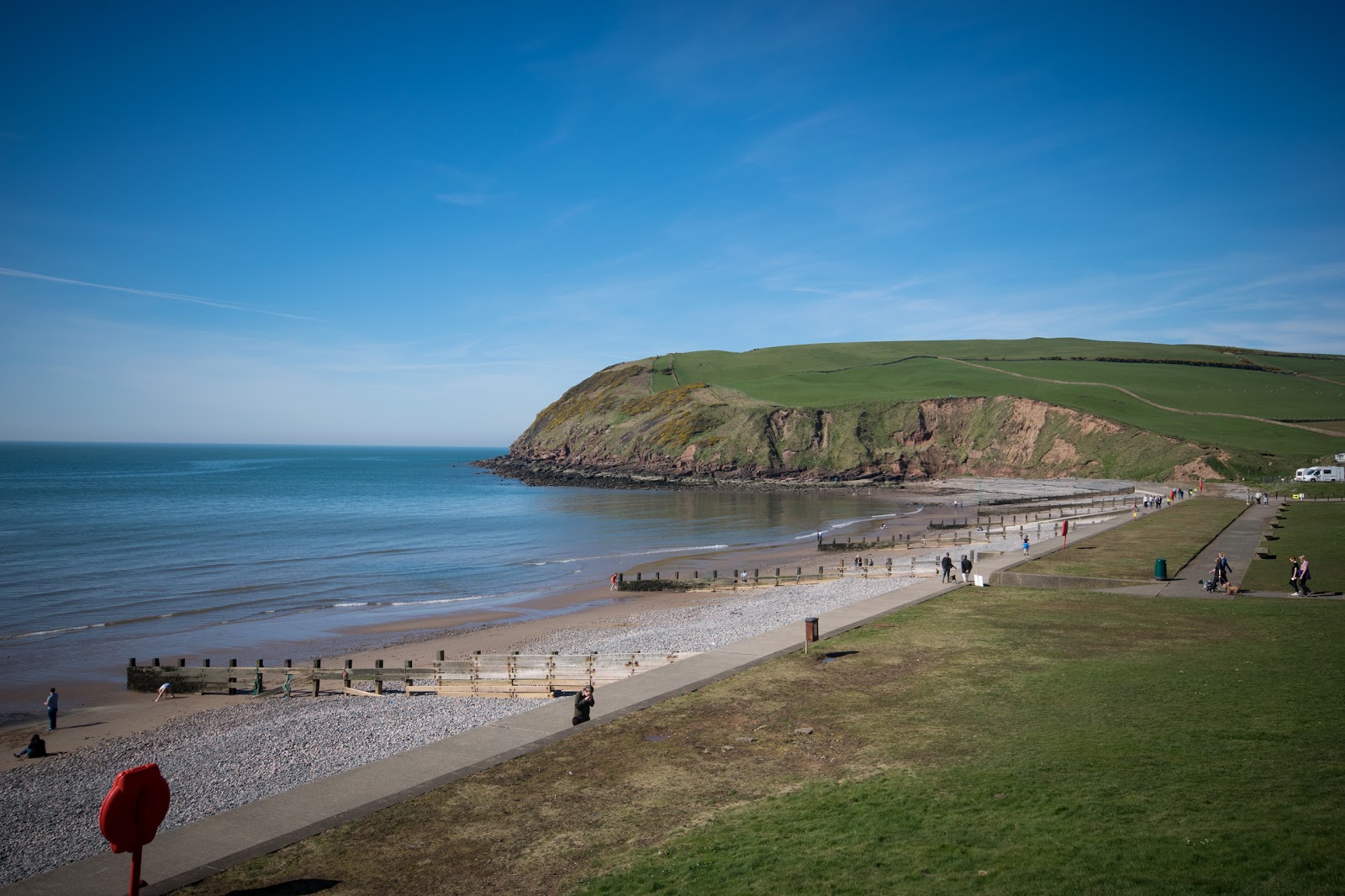 Foto van St. Bees Beach Seafront met grijze kiezel oppervlakte