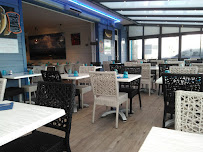 Atmosphère du Restaurant de fruits de mer La Criée du Tomahawk à Saint-Vaast-la-Hougue - n°11