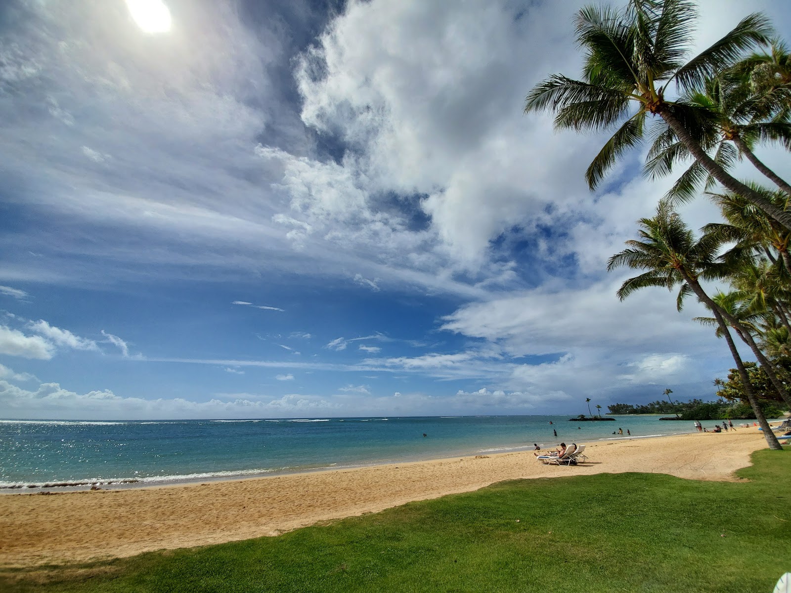 Valokuva Kahala Hilton Beachista. pinnalla turkoosi puhdas vesi:n kanssa