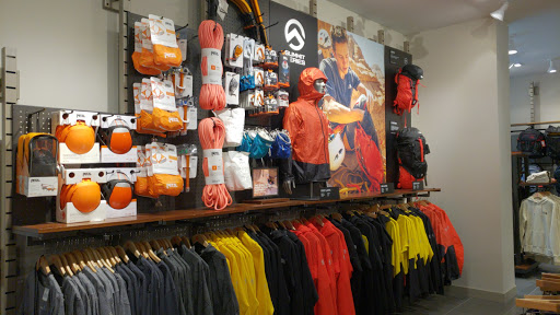 Clothing Store «The North Face», reviews and photos, 1 Garden State Plaza Blvd, Paramus, NJ 07652, USA