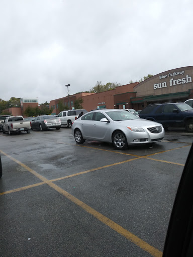 Grocery Store «Blue Parkway Sunfresh», reviews and photos, 4209 E 50th Terrace, Kansas City, MO 64130, USA