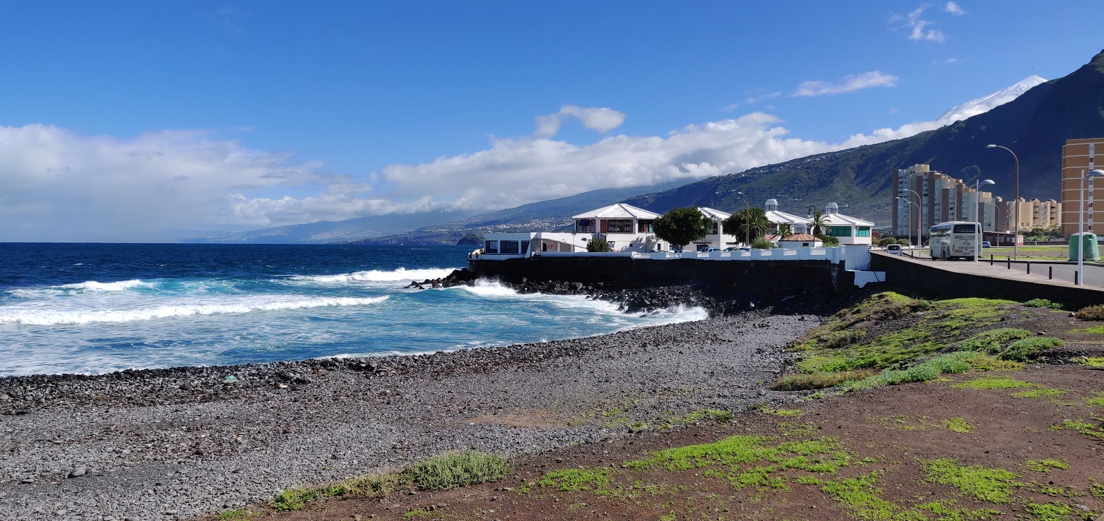 Foto av Playa del Puertito med grå sten yta