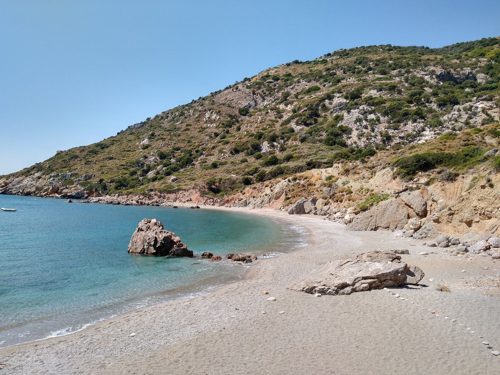 Foto von Nealia beach mit beiger sand & kies Oberfläche