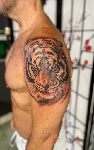 Explore small daisy tattoo ideas, creative tattoo ideas in Saint Petersburg, available at Cthulhu Tattoo & Body Piercing