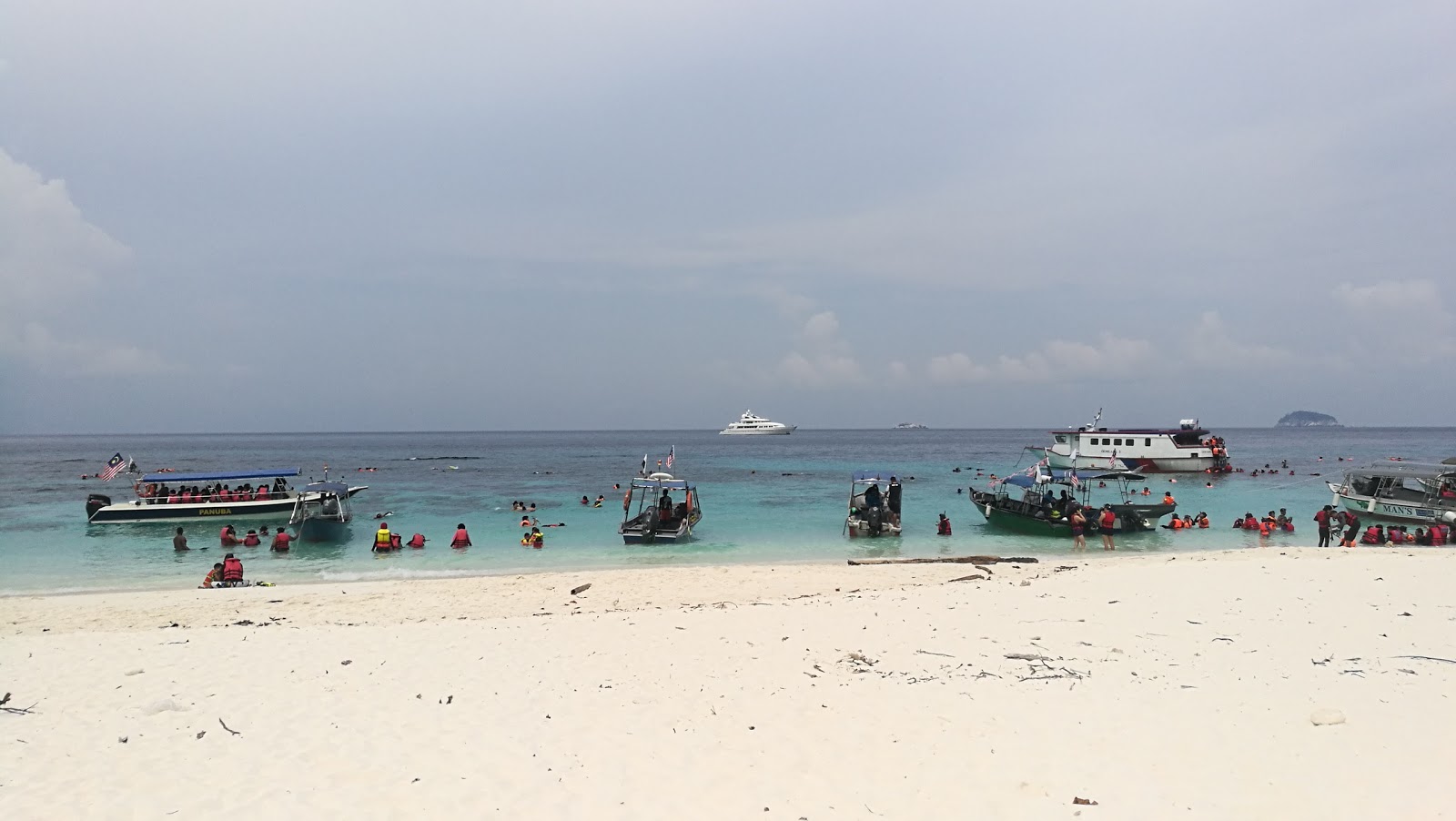 Foto van Pulau Tulai Beach met ruim strand