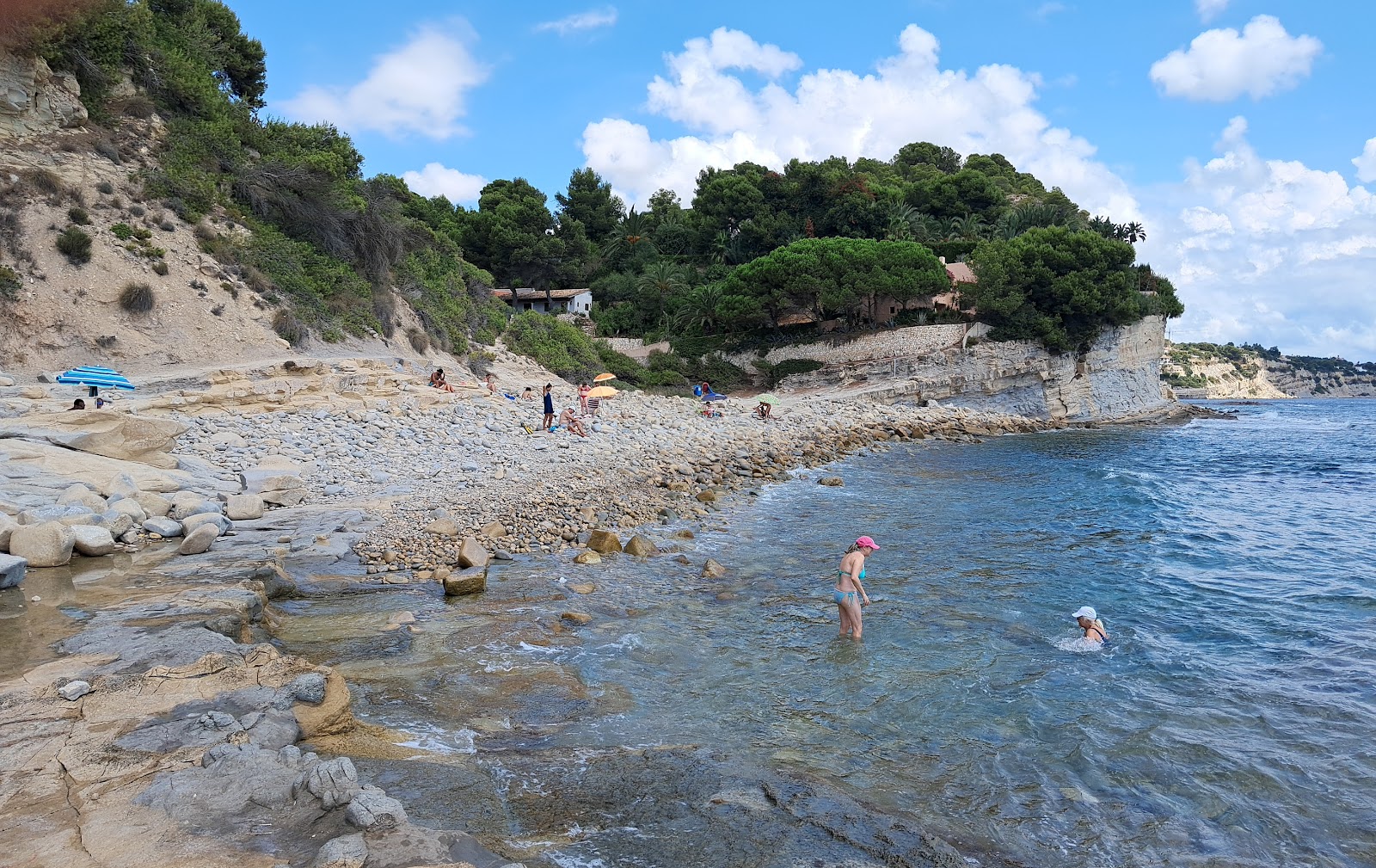 Foto di Cala Llobella con una superficie del terreno roccioso